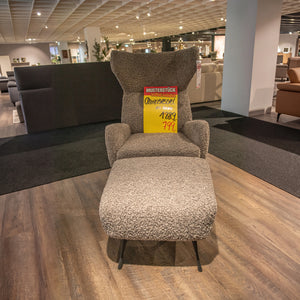Ohrensessel Lori mit Hocker in grauer Bouclé-Optik auf schwarzen Metallfüßen im Showroom – Musterstück-Preisschild – Art.-Nr. 21732..41