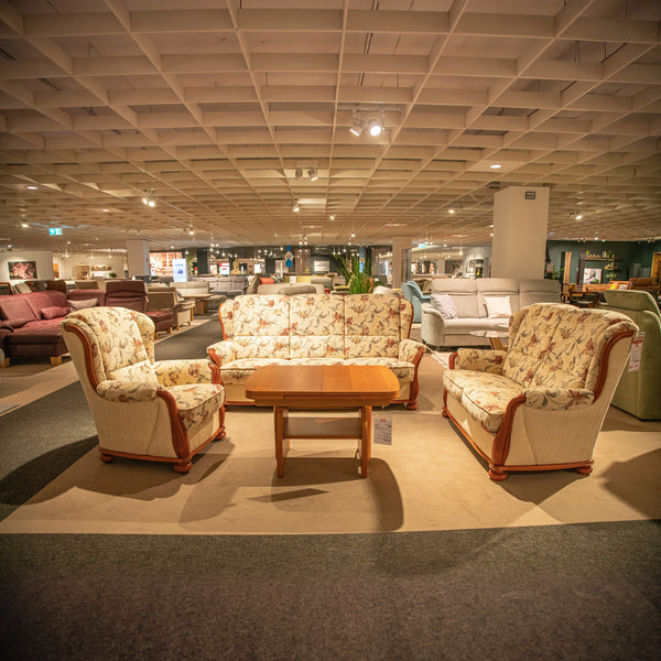 Klassische Polstergarnitur im Blumenmuster mit Holzrahmen, bestehend aus zwei Sofas und einem Sessel – Abverkauf Möbel Graf Dresden – Art.-Nr. 20722..31