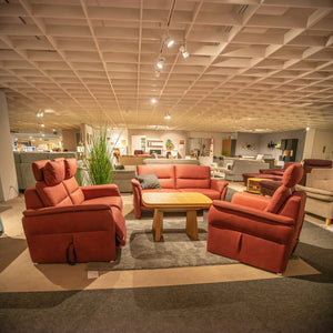 Dreiteilige Polstergarnitur in Rot mit zwei Sofas und TV-Sessel mit hohen Rückenlehnen – Abverkauf Möbel Graf Dresden – Art.-Nr. 19426..51