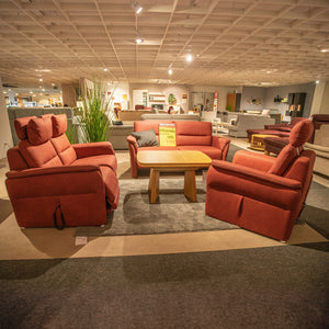 Dreiteilige Polstergarnitur in Rot mit zwei Sofas und TV-Sessel mit hohen Rückenlehnen – Musterstück-Preisschild – Art.-Nr. 19426..51
