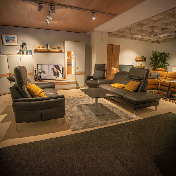 Polstergarnitur in Anthrazit mit 2er-Sofa mit TV-Funktion und Sofa mit Liegefläche, gelbe Zierkissen – Abverkauf Möbel Graf Dresden – Art.-Nr. 20561..42