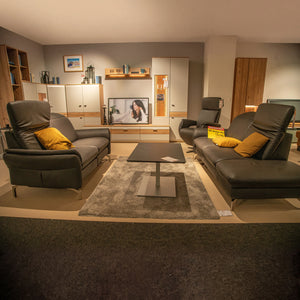 Polstergarnitur in Anthrazit mit 2er-Sofa mit TV-Funktion und Sofa mit Liegefläche, gelbe Zierkissen – Musterstück-Preisschild – Art.-Nr. 20561..42