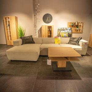Polstergarnitur als Ecksofa im hellen Stoff Cay Nature mit Canapé links und weichen Rundungen – Musterstück-Preisschild – Art.-Nr. 29967..