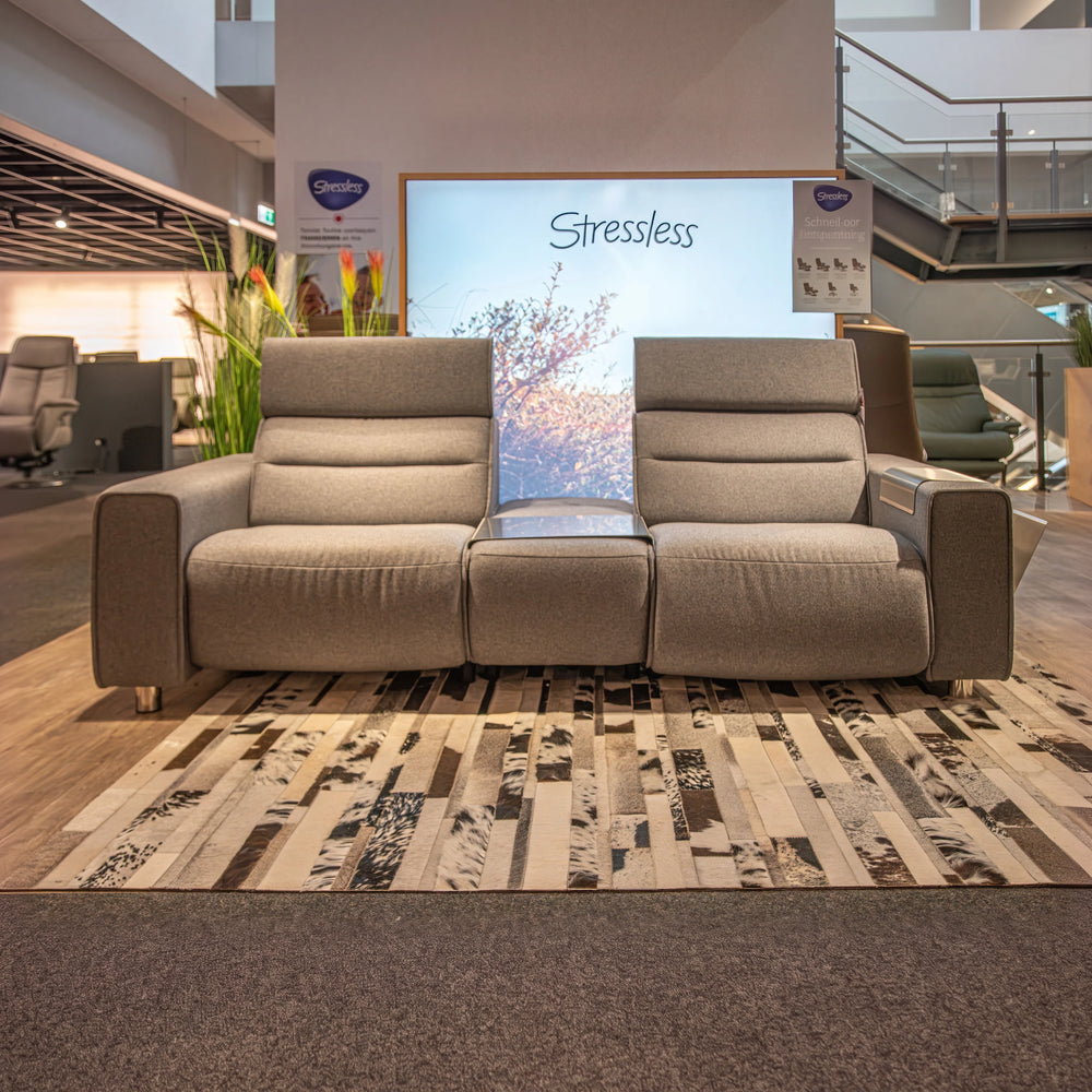 Stressless Polstergarnitur Emily in Light Grey mit Center-Modul und Ablagetisch im Showroom – Abverkauf Möbel Graf Dresden – Art.-Nr. 15878.2.