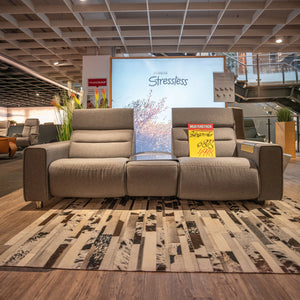 Stressless Polstergarnitur Emily in Light Grey mit Center-Modul und Ablagetisch im Showroom – Musterstück-Preisschild – Art.-Nr. 15878.2.