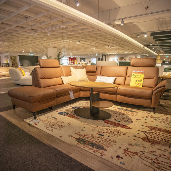 Polstergarnitur Malo als Ecksofa in cognacfarbenem Echtleder mit elektrischer Relaxecke – Musterstück-Preisschild – Art.-Nr. 21950..21