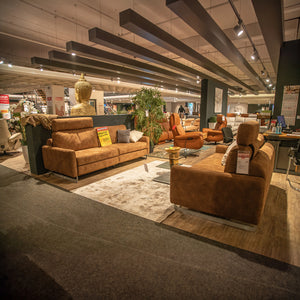 Polstergarnitur Radioso im braunen Stoff Sambia Brown mit Kopfstütze und Metallkufen im Showroom – Musterstück-Preisschild – Art.-Nr. 19959..50