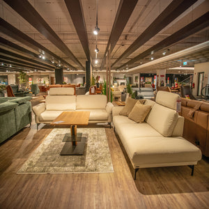 Polstergarnitur im hellen Stoff Q2 Loop Vanilla mit 2,5-Sitzer und Sofa mit Liegefläche auf Rahmenfüßen – Abverkauf Möbel Graf Dresden – Art.-Nr. 22709..141