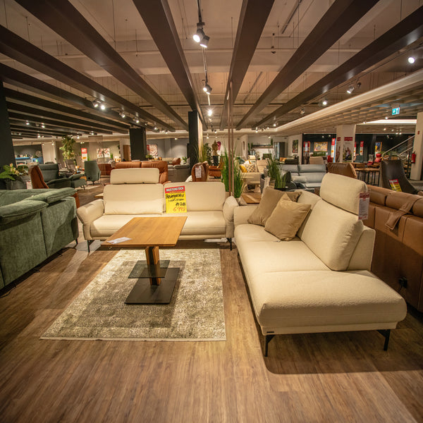 Polstergarnitur im hellen Stoff Q2 Loop Vanilla mit 2,5-Sitzer und Sofa mit Liegefläche auf Rahmenfüßen – Musterstück-Preisschild – Art.-Nr. 22709..141