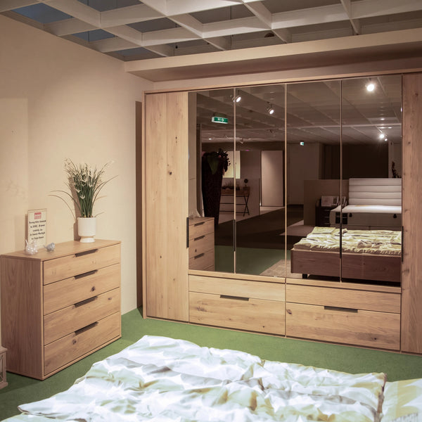 Schlafzimmer 25061 Asteiche massiv mit Bronzespiegel, Drehtürenschrank, Bettanlage und Kommode – Abverkauf Möbel Graf Dresden – Art.-Nr. 22711..151