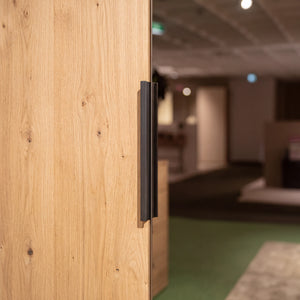 Schlafzimmer 25061 Asteiche massiv mit Bronzespiegel, Drehtürenschrank, Bettanlage und Kommode Detailansicht Material und Verarbeitung – Möbel Graf Dresden – Art.-Nr. 22711..151