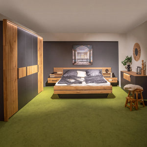 Schlafzimmer Lack Graphit mit Eiche-Lamellen, 5-türiger Kleiderschrank, Bett und Kommode – Abverkauf Möbel Graf Dresden – Art.-Nr. 21213..50