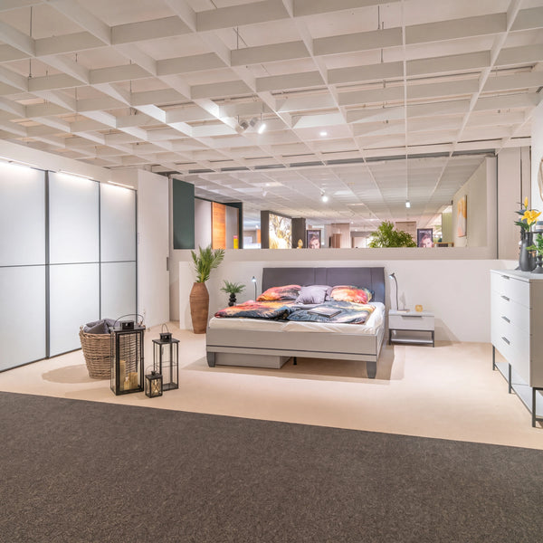 Schlafzimmer Dekor Hellgrau mit Schwebetürenschrank, Polsterbett 180x200 und XXL-Kommode – Abverkauf Möbel Graf Dresden – Art.-Nr. 141001.29.