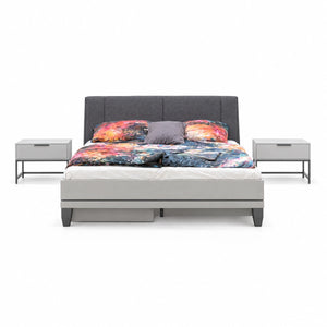 Schlafzimmer Dekor Hellgrau mit Schwebetürenschrank, Polsterbett 180x200 und XXL-Kommode freigestellt auf weißem Hintergrund – Möbel Graf Dresden – Art.-Nr. 141001.29.