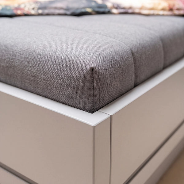 Schlafzimmer Dekor Hellgrau mit Schwebetürenschrank, Polsterbett 180x200 und XXL-Kommode Detailansicht Material und Verarbeitung – Möbel Graf Dresden – Art.-Nr. 141001.29.