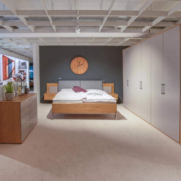 Schlafzimmer Interliving 1008 Balkeneiche mit Lack Taupe, Drehtürenschrank, Polsterbett und Kommode – Abverkauf Möbel Graf Dresden – Art.-Nr. 570024..31