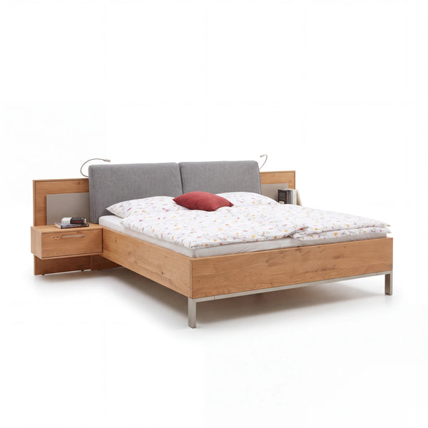 Schlafzimmer Interliving 1008 Balkeneiche mit Lack Taupe, Drehtürenschrank, Polsterbett und Kommode freigestellt auf weißem Hintergrund – Möbel Graf Dresden – Art.-Nr. 570024..31