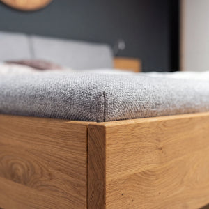 Schlafzimmer Interliving 1008 Balkeneiche mit Lack Taupe, Drehtürenschrank, Polsterbett und Kommode Detailansicht Material und Verarbeitung – Möbel Graf Dresden – Art.-Nr. 570024..31