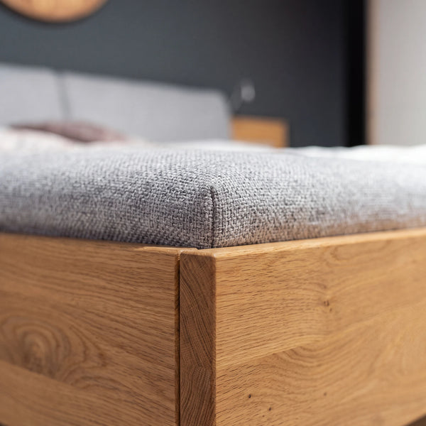 Schlafzimmer Interliving 1008 Balkeneiche mit Lack Taupe, Drehtürenschrank, Polsterbett und Kommode Detailansicht Material und Verarbeitung – Möbel Graf Dresden – Art.-Nr. 570024..31