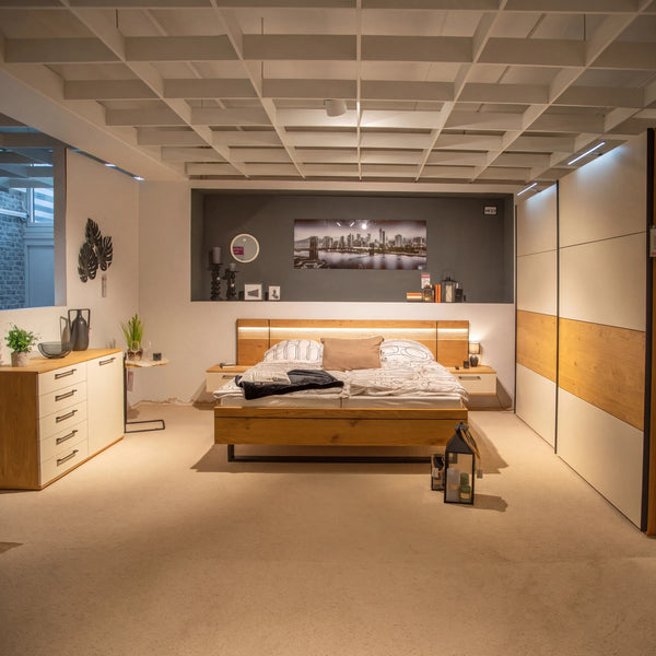Schlafzimmer Interliving 1024 Balkeneiche mit Lack Sand, Schwebetürenschrank, Doppelbett und Kombikommode – Abverkauf Möbel Graf Dresden – Art.-Nr. 935003..31