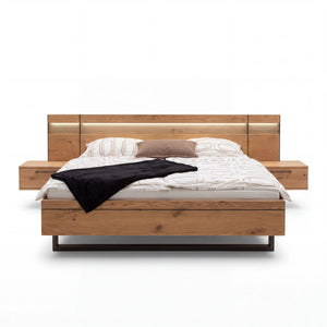 Schlafzimmer Interliving 1024 Balkeneiche mit Lack Sand, Schwebetürenschrank, Doppelbett und Kombikommode freigestellt auf weißem Hintergrund – Möbel Graf Dresden – Art.-Nr. 935003..31