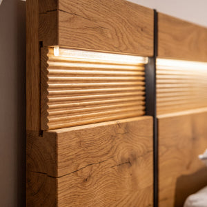 Schlafzimmer Interliving 1024 Balkeneiche mit Lack Sand, Schwebetürenschrank, Doppelbett und Kombikommode Detailansicht Material und Verarbeitung – Möbel Graf Dresden – Art.-Nr. 935003..31