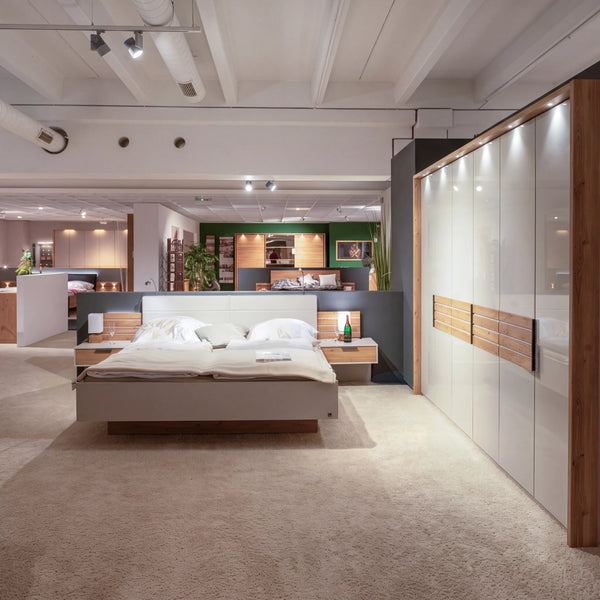 Schlafzimmer Interliving 1026 Champagner mit Bianco-Eiche, Glas-Drehtürenschrank und Futonbett – Abverkauf Möbel Graf Dresden – Art.-Nr. 20593..31