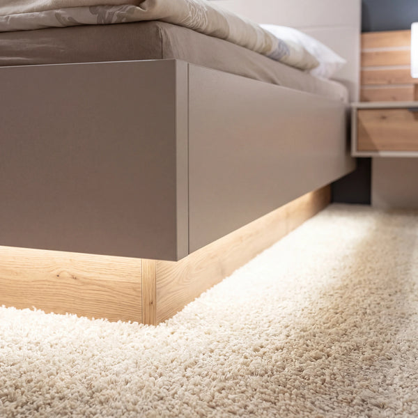 Schlafzimmer Interliving 1026 Champagner mit Bianco-Eiche, Glas-Drehtürenschrank und Futonbett Detailansicht Material und Verarbeitung – Möbel Graf Dresden – Art.-Nr. 20593..31