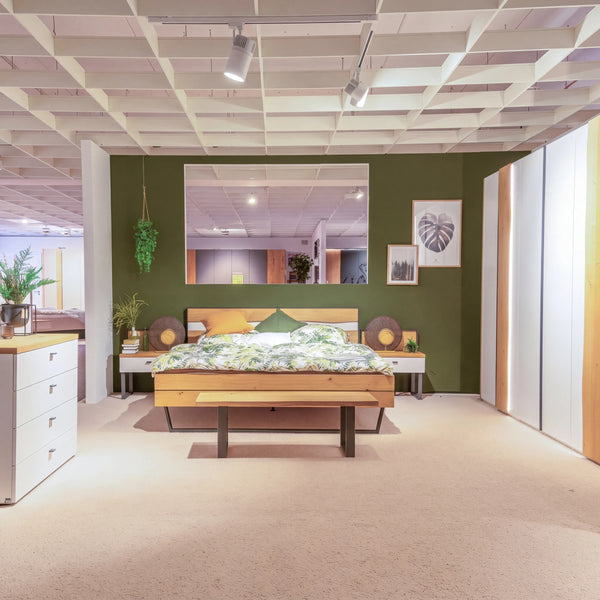 Schlafzimmer Interliving 1031 Polarweiß mit Casa-Wildeiche, Liegebett, Bettbank und Kommoden – Abverkauf Möbel Graf Dresden – Art.-Nr. 22091..41