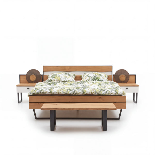 Schlafzimmer Interliving 1031 Polarweiß mit Casa-Wildeiche, Liegebett, Bettbank und Kommoden freigestellt auf weißem Hintergrund – Möbel Graf Dresden – Art.-Nr. 22091..41