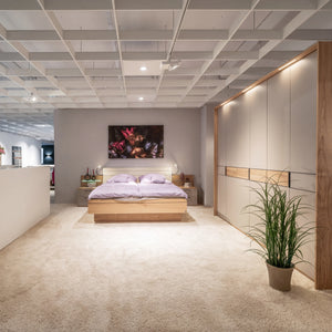 Schlafzimmer Interliving 1207 Lack Taupe mit Balkeneiche, 6-türiger Schrank und Doppelbett – Abverkauf Möbel Graf Dresden – Art.-Nr. 21299..21