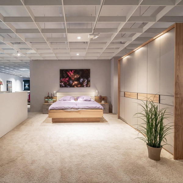 Schlafzimmer Interliving 1207 Lack Taupe mit Balkeneiche, 6-türiger Schrank und Doppelbett – Abverkauf Möbel Graf Dresden – Art.-Nr. 21299..21