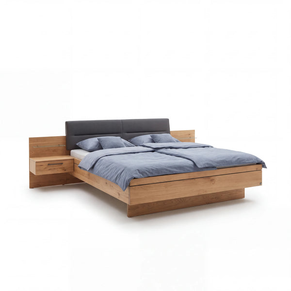 Schlafzimmer Interliving 1207 Lack Taupe mit Balkeneiche, 6-türiger Schrank und Doppelbett freigestellt auf weißem Hintergrund – Möbel Graf Dresden – Art.-Nr. 21299..21