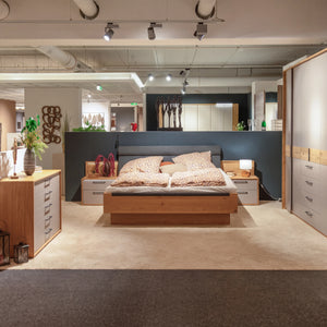 Schlafzimmer Interliving Balkeneiche mit Grau, Schwebetürenschrank, Bett mit Bettkasten und Kommode – Abverkauf Möbel Graf Dresden – Art.-Nr. 935004..31