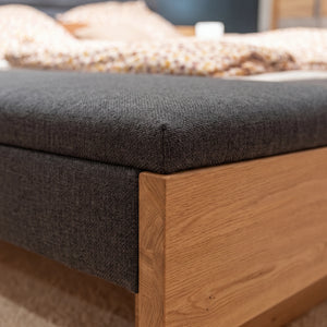 Schlafzimmer Interliving Balkeneiche mit Grau, Schwebetürenschrank, Bett mit Bettkasten und Kommode Detailansicht Material und Verarbeitung – Möbel Graf Dresden – Art.-Nr. 935004..31