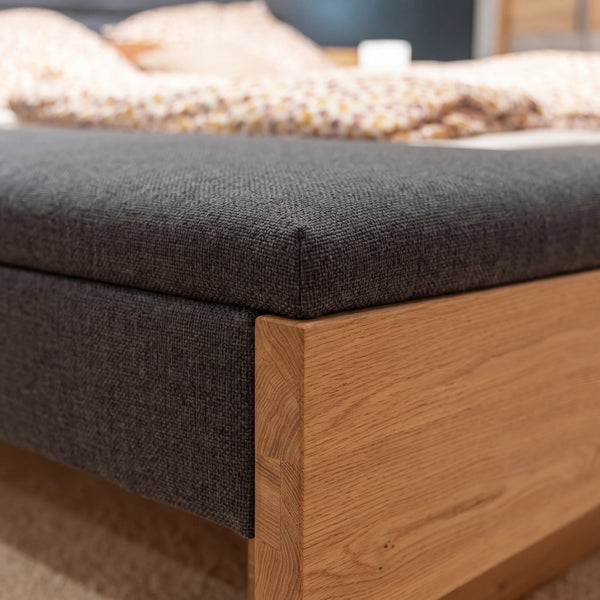 Schlafzimmer Interliving Balkeneiche mit Grau, Schwebetürenschrank, Bett mit Bettkasten und Kommode Detailansicht Material und Verarbeitung – Möbel Graf Dresden – Art.-Nr. 935004..31