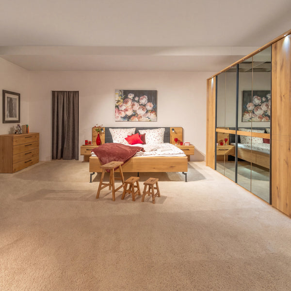 Schlafzimmer Luisiana Wildeiche natur mit Spiegeltüren-Schrank, Doppelbett und Kommode – Abverkauf Möbel Graf Dresden – Art.-Nr. 20589..31