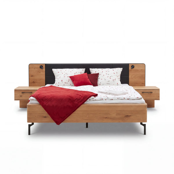 Schlafzimmer Luisiana Wildeiche natur mit Spiegeltüren-Schrank, Doppelbett und Kommode freigestellt auf weißem Hintergrund – Möbel Graf Dresden – Art.-Nr. 20589..31