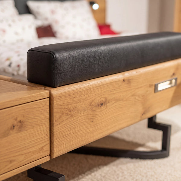Schlafzimmer Luisiana Wildeiche natur mit Spiegeltüren-Schrank, Doppelbett und Kommode Detailansicht Material und Verarbeitung – Möbel Graf Dresden – Art.-Nr. 20589..31