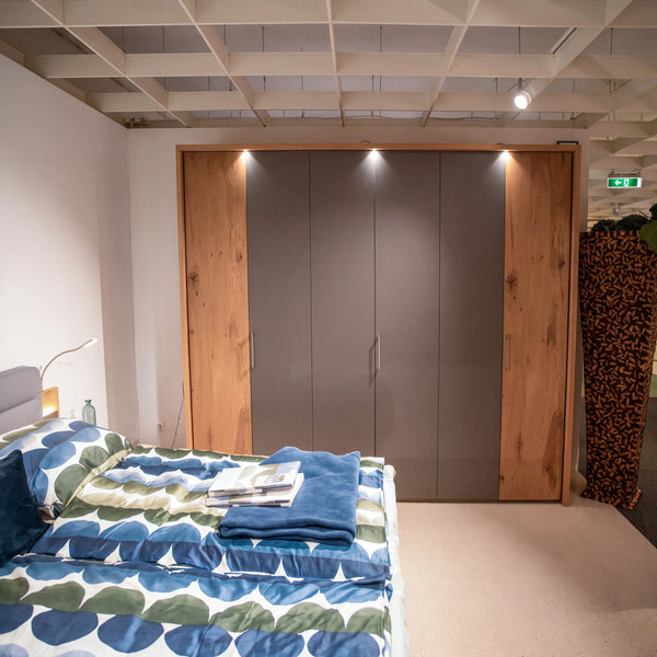 Schlafzimmer Montana Lack Manhattan mit Eiche, 6-türiger Kleiderschrank mit LED – Abverkauf Möbel Graf Dresden – Art.-Nr. 17025..21