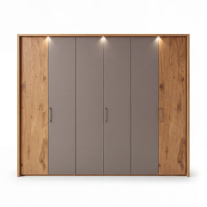 Schlafzimmer Montana Lack Manhattan mit Eiche, 6-türiger Kleiderschrank mit LED freigestellt auf weißem Hintergrund – Möbel Graf Dresden – Art.-Nr. 17025..21