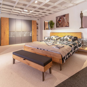 Schlafzimmer Ordino Lack Graphit mit Wildeiche massiv, Kleiderschrank, Komfortbett und Bettbank – Abverkauf Möbel Graf Dresden – Art.-Nr. 19654..31