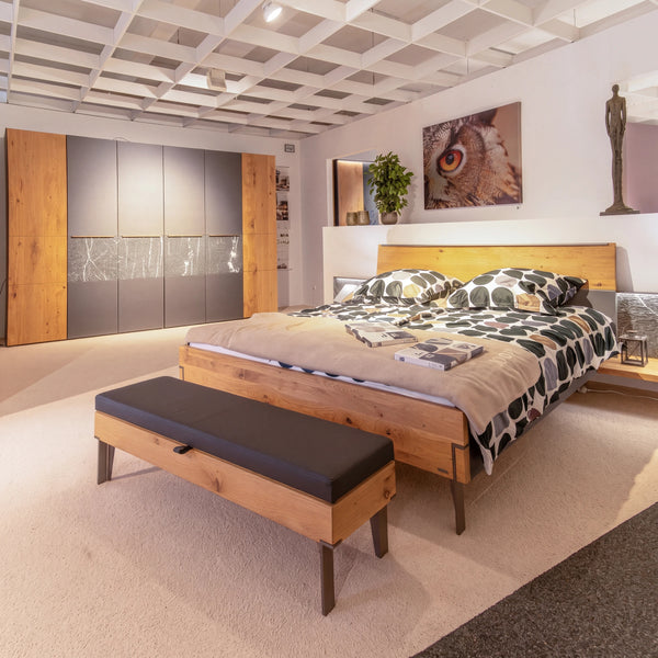 Schlafzimmer Ordino Lack Graphit mit Wildeiche massiv, Kleiderschrank, Komfortbett und Bettbank – Abverkauf Möbel Graf Dresden – Art.-Nr. 19654..31