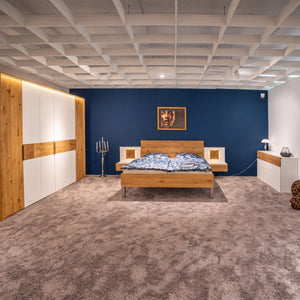 Schlafzimmer Lack Weiß mit Wildeiche massiv Altholz-Design, Kleiderschrank, Komfortbett und Kommode – Abverkauf Möbel Graf Dresden – Art.-Nr. 88028..41