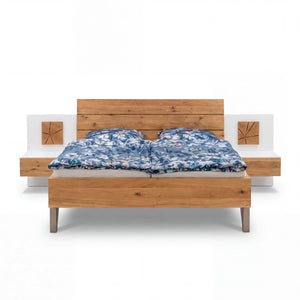 Schlafzimmer Lack Weiß mit Wildeiche massiv Altholz-Design, Kleiderschrank, Komfortbett und Kommode freigestellt auf weißem Hintergrund – Möbel Graf Dresden – Art.-Nr. 88028..41