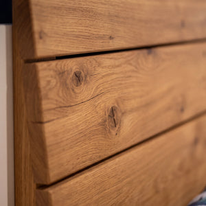 Schlafzimmer Lack Weiß mit Wildeiche massiv Altholz-Design, Kleiderschrank, Komfortbett und Kommode Detailansicht Material und Verarbeitung – Möbel Graf Dresden – Art.-Nr. 88028..41