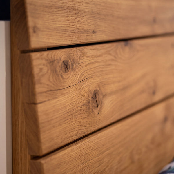 Schlafzimmer Lack Weiß mit Wildeiche massiv Altholz-Design, Kleiderschrank, Komfortbett und Kommode Detailansicht Material und Verarbeitung – Möbel Graf Dresden – Art.-Nr. 88028..41