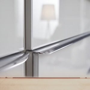 Schubkastenkommode Glasfront Alpinweiß mit chromfarbigen Griffleisten und 5 Schubkästen Detailansicht Material und Verarbeitung – Möbel Graf Dresden – Art.-Nr. 141027.4.50
