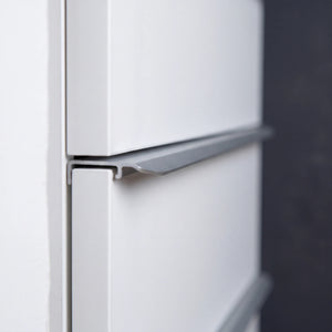 Schubkastenkommode Dekor Weiß mit alufarbigen Griffleisten und 4 Schubkästen 80 cm Detailansicht Material und Verarbeitung – Möbel Graf Dresden – Art.-Nr. 141027.4.40