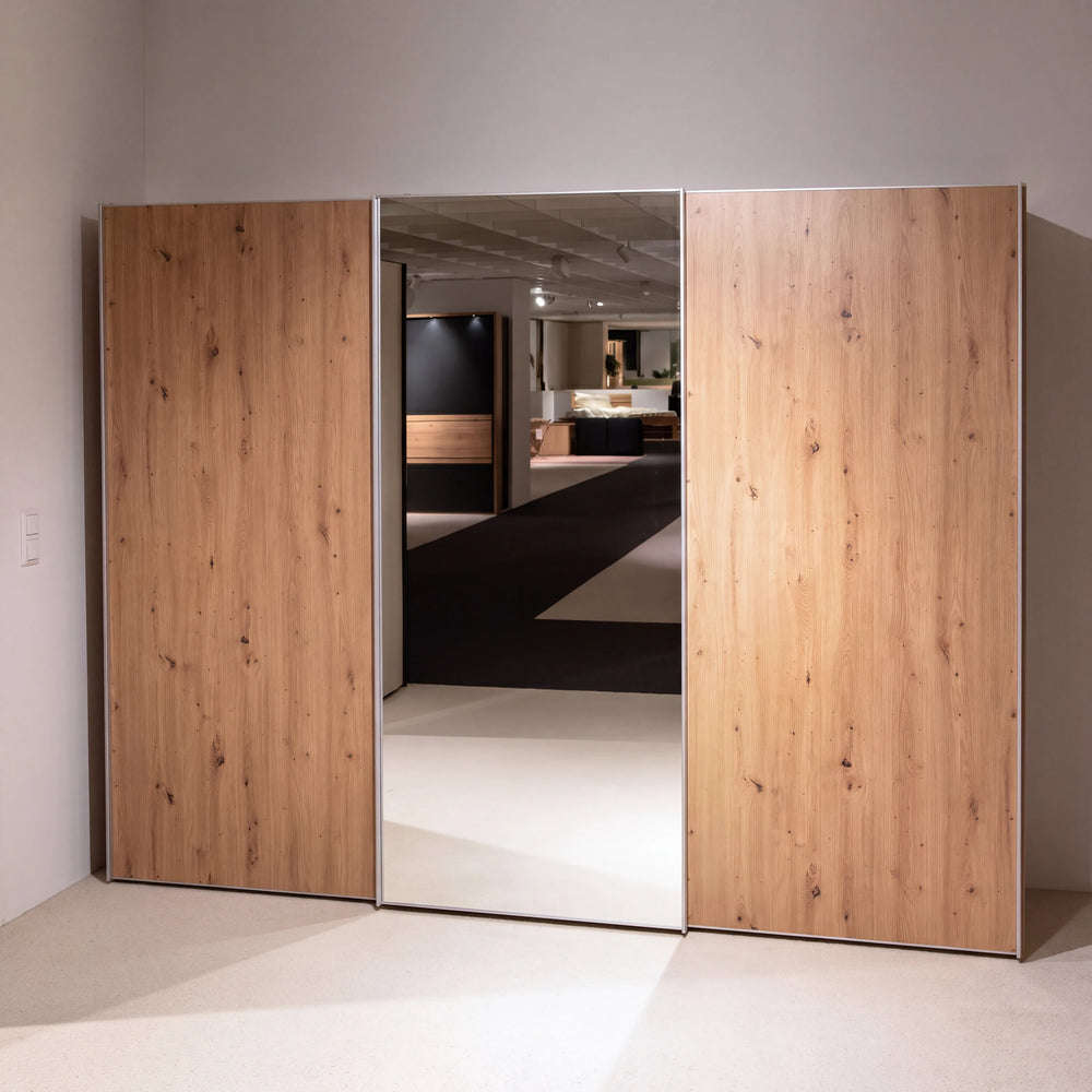 Schwebetürenschrank Artisan Eiche 3-türig mit Spiegel-Mitteltür 280 cm – Abverkauf Möbel Graf Dresden – Art.-Nr. 141001.25.21
